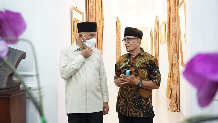 Gubernur Sumbar Mahyeldi saat bersama cucu Chatib Sulaiman, Sudarman Chatib, Rabu (20/10/2021) di Padang. (Foto: Adpim Sumbar)