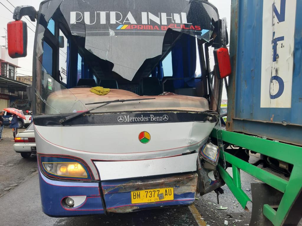 Bus PO Putra Inhil yang terlibat kecelakaan beruntun di Padang Lua. (Foto: Dok. Polres Bukittinggi)