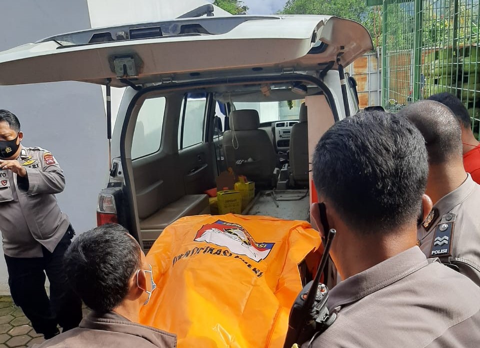Polisi mengevakuasi jasad salah satu korban perampokan di kawasan Kuranji, Kota Padang. (Foto: Dok. Polsek Kuranji)
