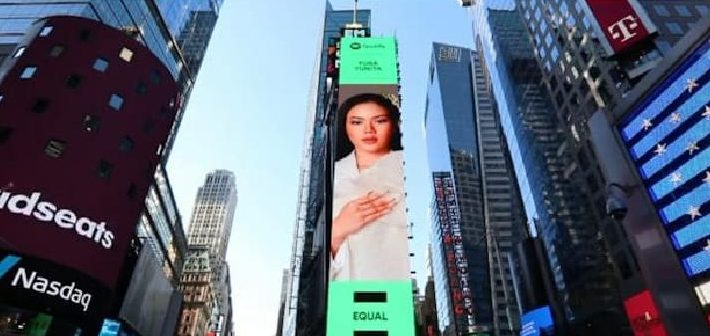 Tangkapan layar Yura Yunita tampil di videotron Times Square, New York, Amerika Serikat. (foto: IG Yura Yunita)
