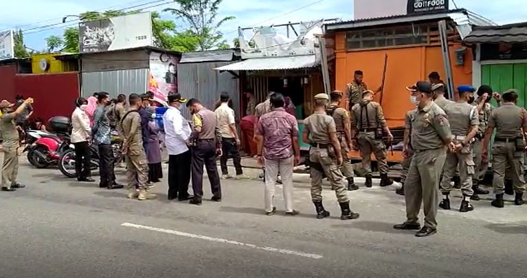 Penertiban sejumlah bangunan liar di Kecamatan Lubuk Begalung. (Foto: Dok. Istimewa)