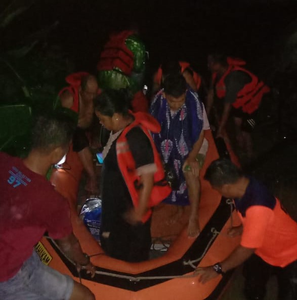 Petugas BPBD melakukan evakuasi terhadap sejumlah warga korban terdampak banjir di Kabupaten Pesisir Selatan. (Foto: Dok. BPBD Sumbar)