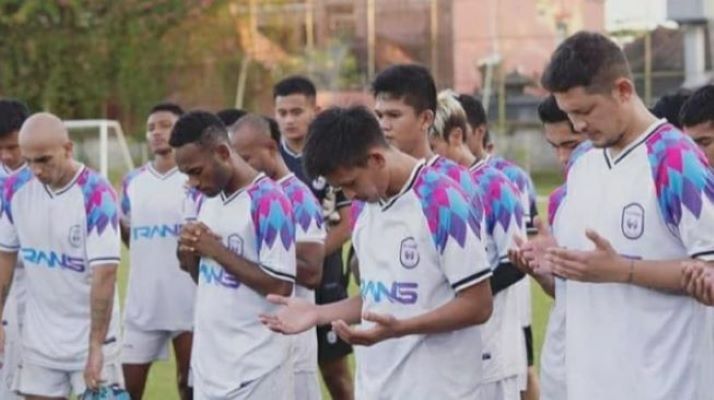 Rans Cilegon FC berdoa sebelum bertanding melawan Badak Lampung FC [Instagram info.ranscilegon.fc]