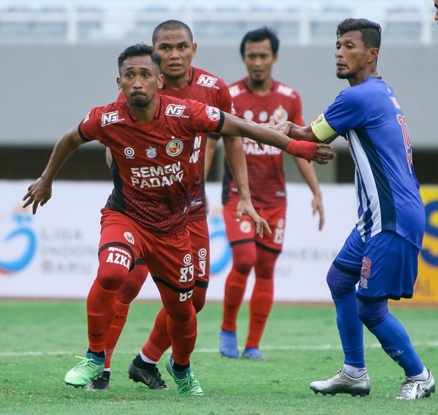 Pemain Semen Padang FC Berebut bola (Foto: MO SPFC)