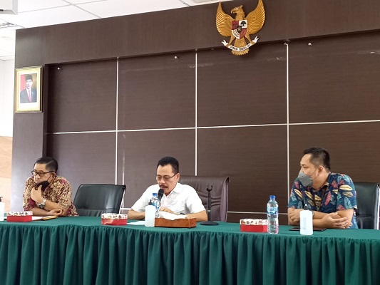 Kejaksaan Tinggi (Kejati) Sumbar mengumumkan tersangka kasus ganti rugi lahan tol di Padang Pariaman. (Foto: Dok. Istimewa)