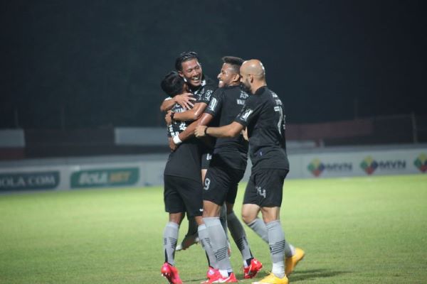 Winger Persib Bandung, Febri Hariyadi, mendapatkan pelukan dari rekan-rekannya seusai mencetak gol dalam pertandingan Liga 1 melawan Bhayangkara FC, Sabtu (16/10/2021).  