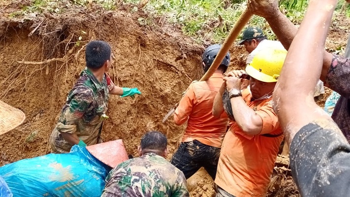 Pembersihan material longsor di Kabupaten Padang Pariaman, Kamis (30/9/2021). (Foto: Humas BNPB)
