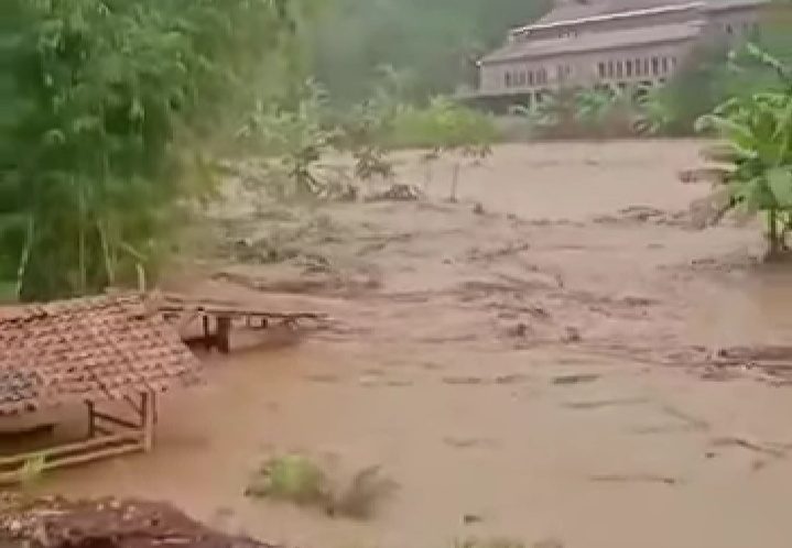 Salah satu lokasi banjir bandang yang menerjang rendam rumah warga di dua kecamatan, Kabupaten Garut, Jawa Barat., Sabtu (27/11/2021) | (foto: HO/Halonusa.com)