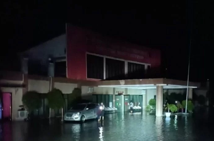 Banjir rob akibat air laut pasang merendam permukiman warga dan rumah sakit Bayangkara yang terdapat di pesisir Kota Mamuju Provinsi Sulawesi Barat (Sulbar), Sabtu (06/11/2021). ANTARA Foto/ M Faisal Hanapi.