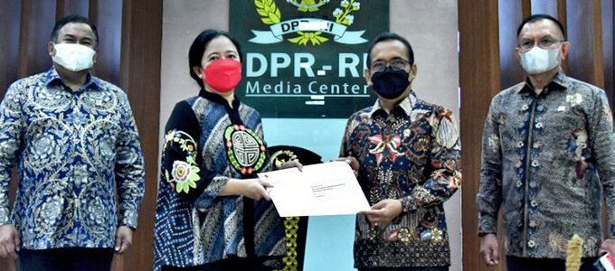 DPR RI telah menerima Surat Presiden (Surpres) yang berisi calon Panglima TNI atas nama Kepala Staf Angkatan Darat (KSAD) Jenderal TNI Andika Perkasa.