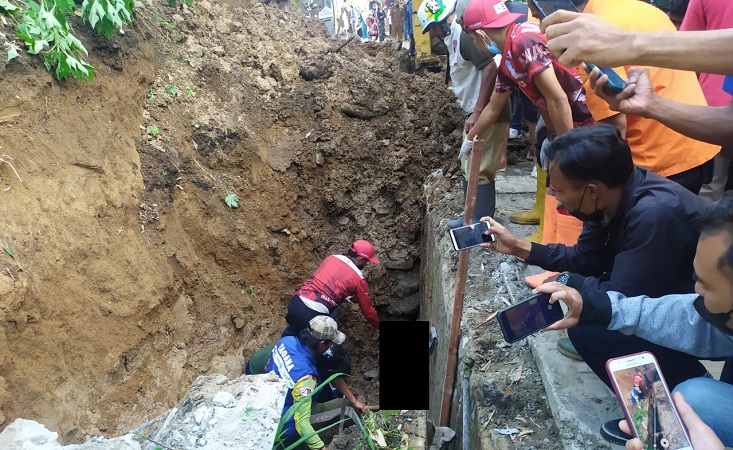 Proses evakuasi pekerja drainase yang terjepit akibat longsor di kawasan Bukit Cangang, Kecamatan Guguk Panjang, Kota Bukittinggi, Senin (8/11/2021). (Foto: Dok. BPBD Kota Bukittinggi)