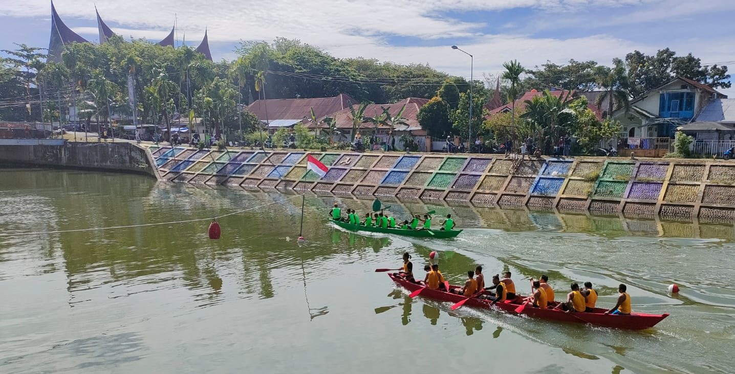 Festival Selaju Sampan 2021 di sungai kawasan banjir kanal GOR H Agus Salim Padang. Agenda tahunan Pemko Padang yang digelar selama dua hari sejak Sabtu (20/11/2021).
