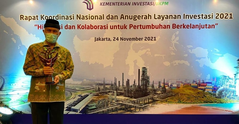 Gubernur Sumatera Barat menerima penghargaan