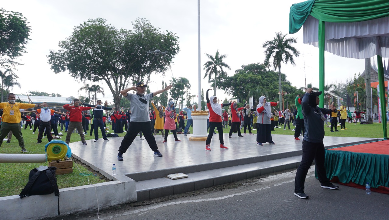 Peringatan Hari Kesehatan Nasional ke-53, Gubernur Sumatera Barat Mahyeldi senam bersama tenaga kesehatan dan para ASN selingkung Pemprov Sumbar, Rabu siang (17/11/2021)