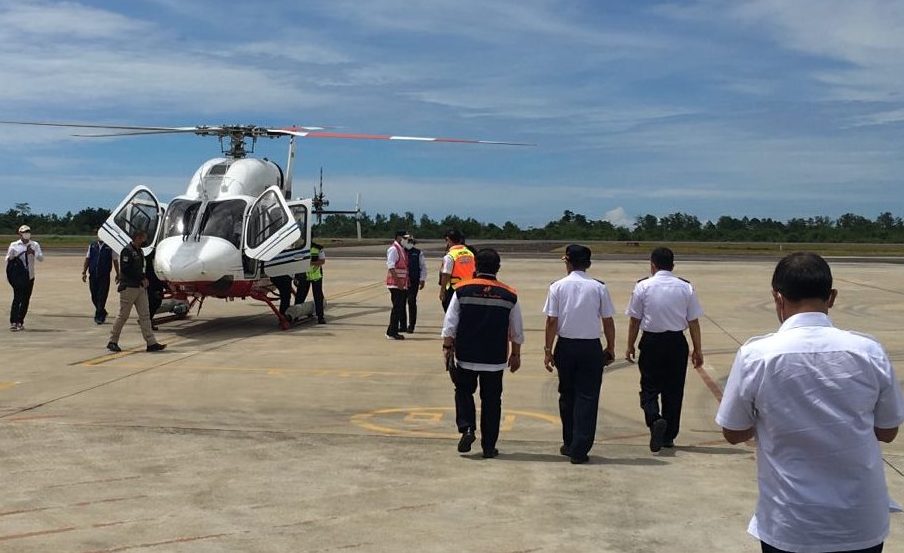 Menteri Perhubungan (Menhub) Budi Karya Sumadi turun dari Helikopter Bell-429 usai berkunjung ke Kepulauan Mentawai, Sumatera Barat meninjau Bandara Rokot Simpora Mentawai, Sabtu (20/11/2021). Jenis helikopter tersebut dikelola Balai Besar Kalibrasi Fasil