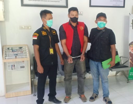 Buronan kasus korupsi dana penanganan longsor Pasaman yang ditangkap tim gabungan kejaksaan di Aceh. (Foto: Dok. Kejati Sumbar)