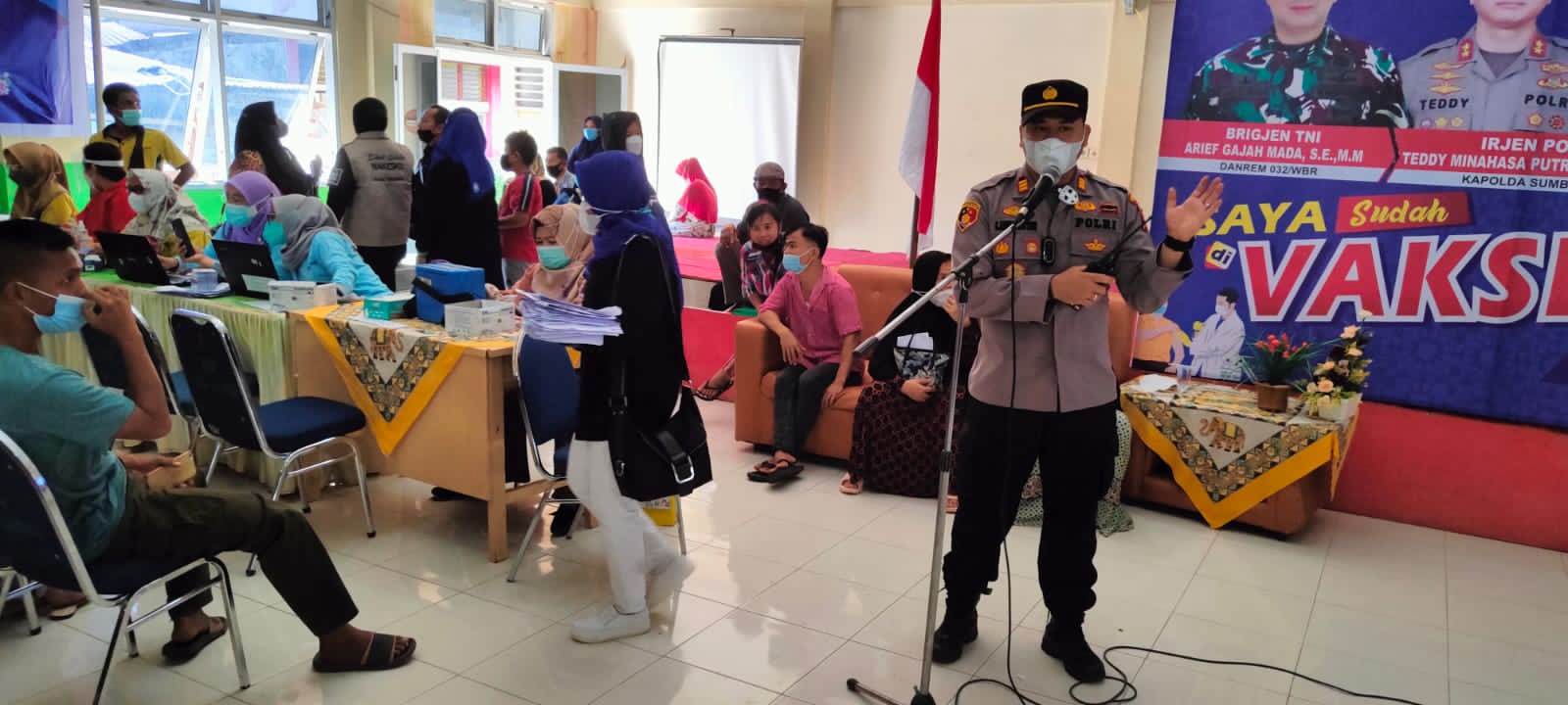 Kapolsek Lubuk Begalung memimpin pelaksanaan vaksinasi Covid-19 di Kecamatan Lubuk Begalung. (Foto: Dok. Istimewa)