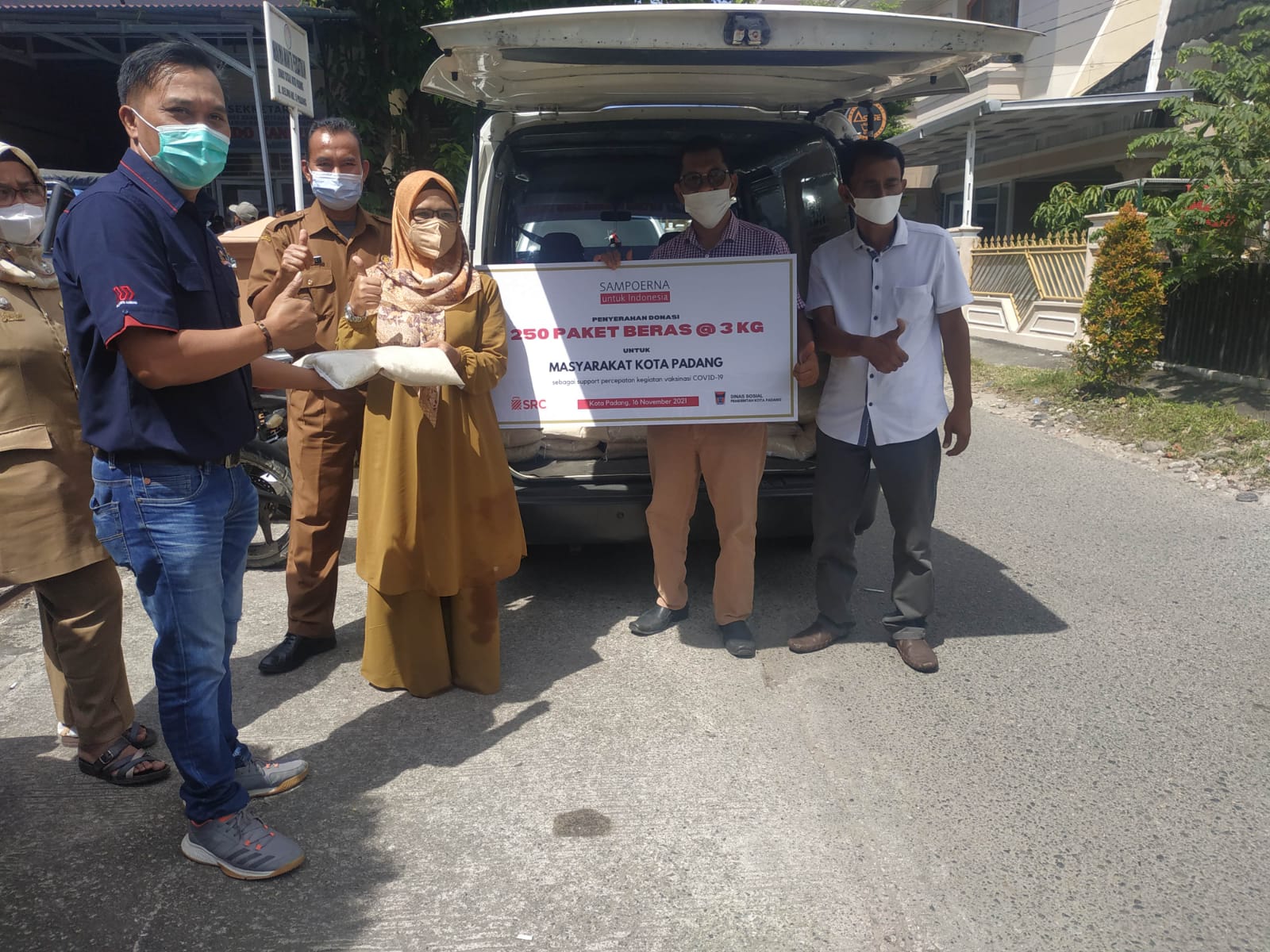Penyerahan beras dari PT HM Sampoerna ke Dinas Sosial Kota Padang. (Foto: Dok. Dinsos Padang)