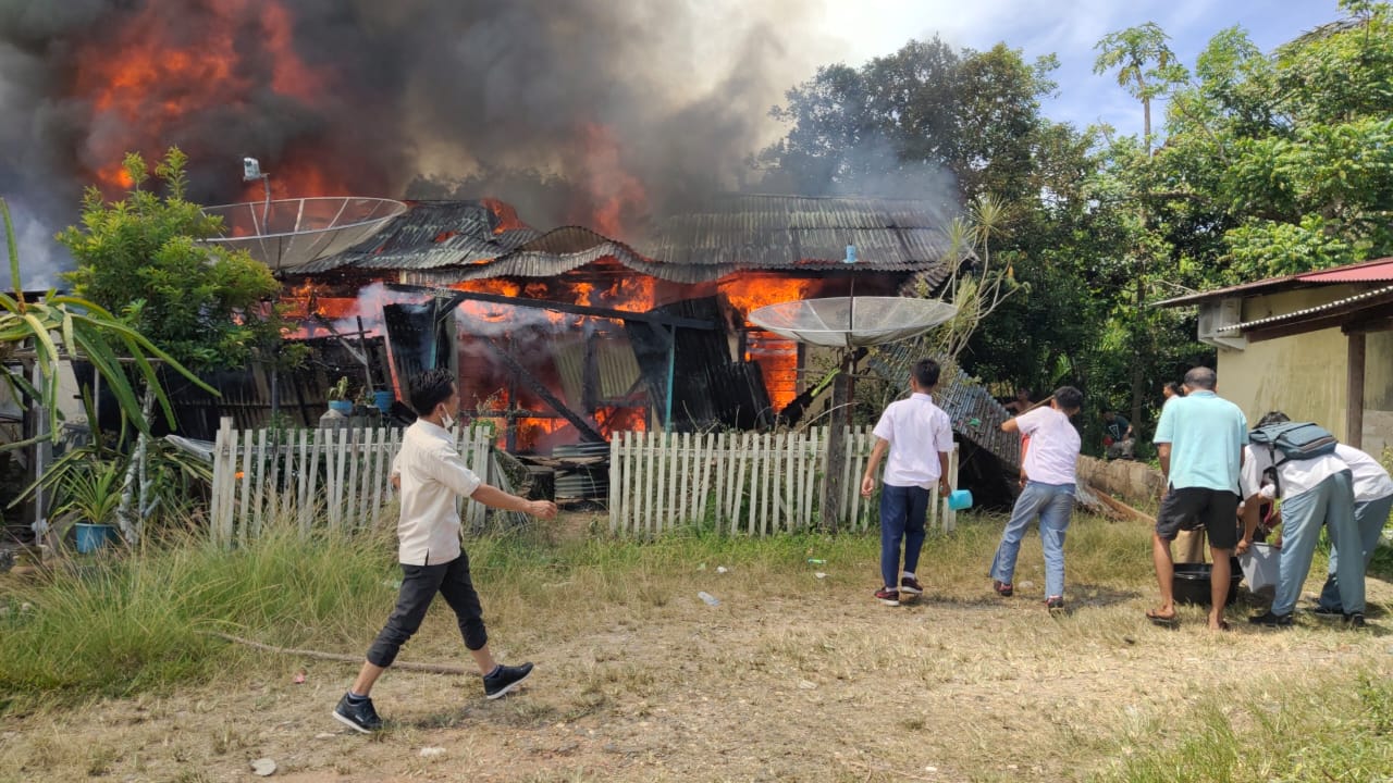 Api menghanguskan sejumlah bangunan di asrama polisi Polres Sijunjung pada Selasa (16/11/2021) siang. (Foto: Dok. Istimewa)