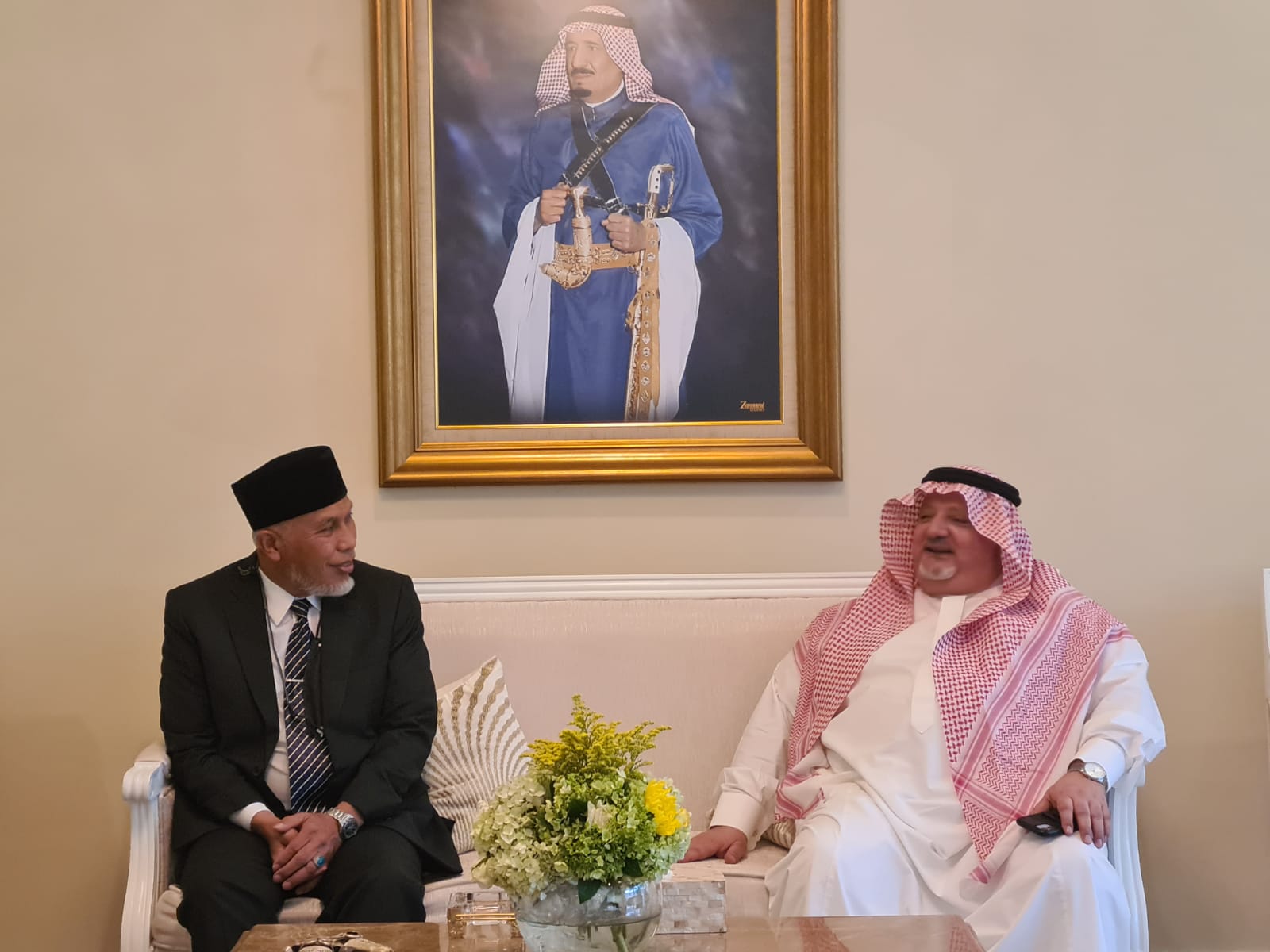 Gubernur Sumbar, Mahyeldi (kiri) menemui Dubes Kerajaan Arab Saudi untuk Indonesia, Syekh Essam bin Abed Al-Thaqafi (kanan) di Jakarta. (Foto: Dok. Biro Adpim Sumbar)