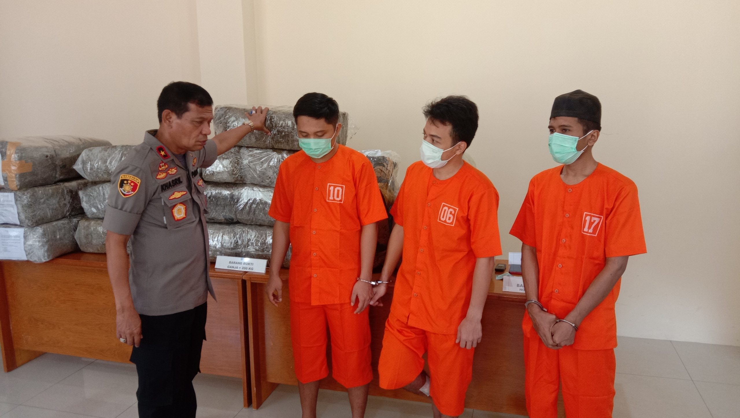 Kepala BNNP Sumbar, Brigjen Pol Khasril Arifin menginterogasi tiga pelaku peredaran ganja lintas provinsi yang dikendalilan dua tahanan Lapas Sijunjung. (Foto: Dok. BNNP Sumbar)