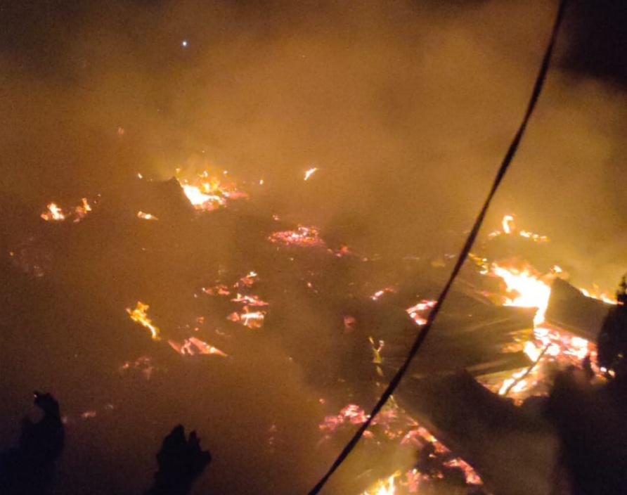 Api menghanguskan rumah di kawasan Pampangan, Kecamatan Lubuk Begalung, Kota Padang pada Kamis (25/11/2021) malam. (Foto: Dok. Damkar Padang)|