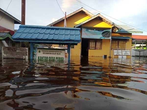 Kantor Desa Perigi, Kecamatan Kapuas Hulu, Kalimantan Barat terendam banjir. Ribuan keluarga terendam banjir dan rumah.BNPB-Halonusa