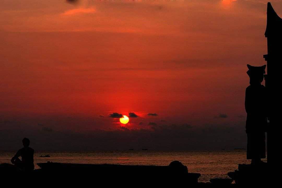Potret Matahari di Pantai Padang, Sumatera Barat (Sumbar) 
(foto: Instagram @tanharimage / Kariadil Harefa)