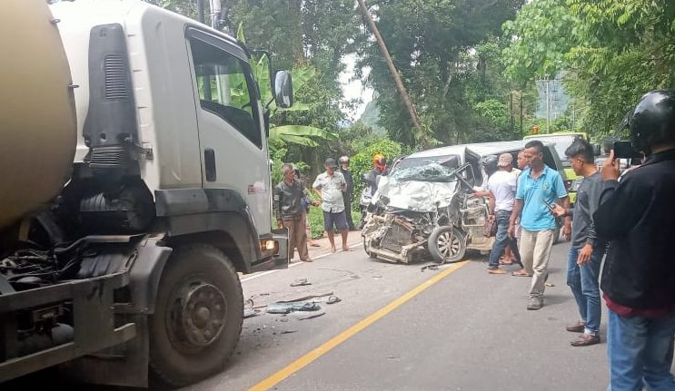 Tabrakan minibus vs truk di Bukit Lampu, Padang, hari ini, Kamis (11/11/2021). (Foto: istimewa)