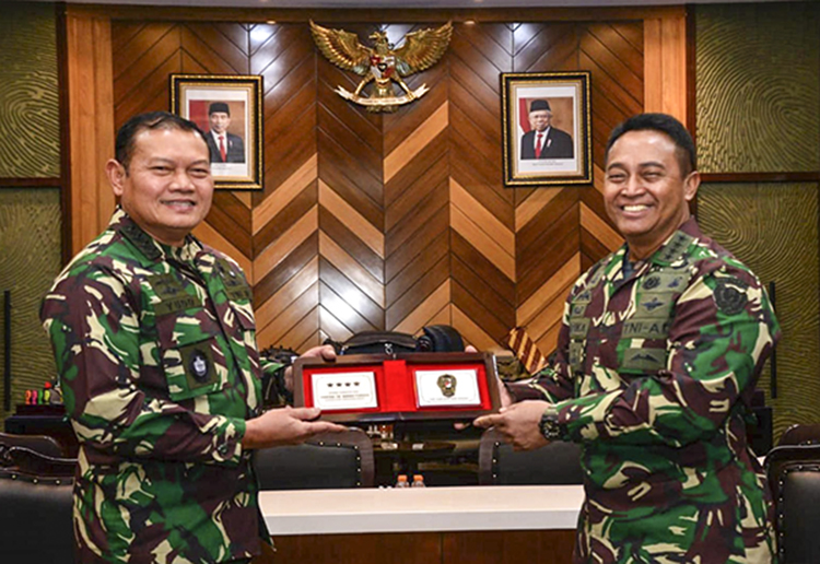 Kepala Staf Angkatan Laut (Kasal) Laksamana TNI Yudo Margono (kiri) dan Kepala Staf TNI Angkatan Darat (KSAD) Jenderal TNI Andika Perkasa (kanan) ketika saling bertukar cinderamata | (Dispenal/Halonusa)
