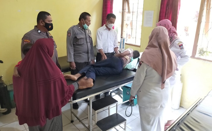 Pelajar MTsN korban penusukan teman dilarikan ke Puskesmas Bungus, Padang, Senin (22/11/2021). (Foto: Dok. Polsek Bungtekab)