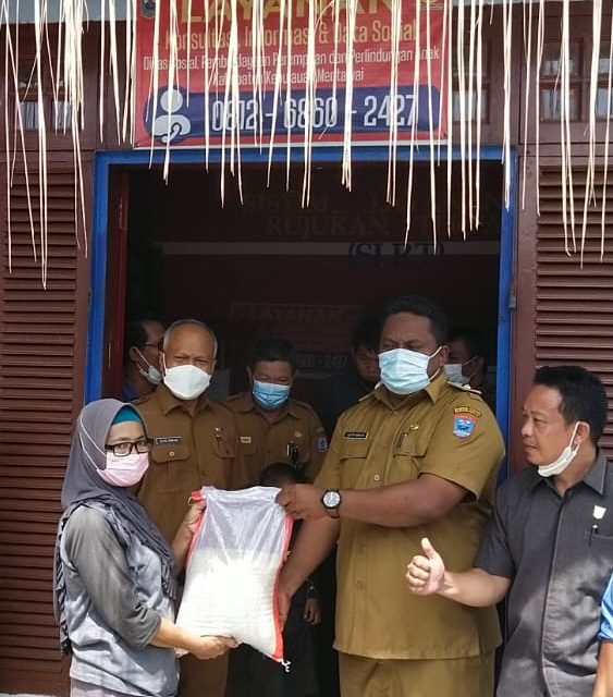 Ratusan warga Mentawai menerima bantuan sembako dari Kemensos RI difasilitasi anggota DPR RI, Lisda Hendrajoni saat kunjungan kerja ke Mentawai, Sumatera Barat, Senin (29/11/2021)
