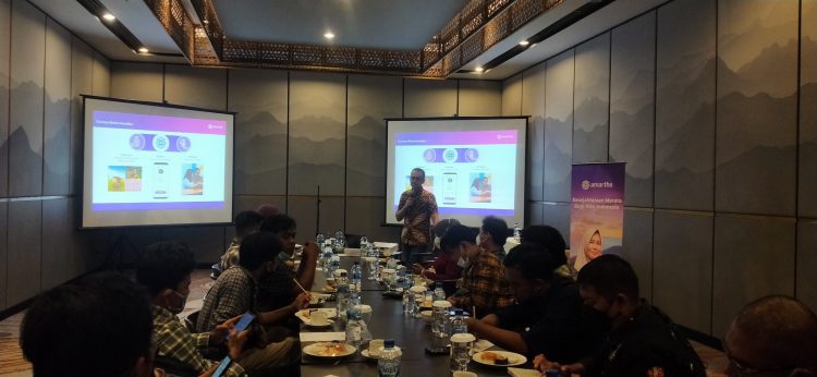 Amartha Mikro Fintek bersama awak media di Sumatera Barat (Sumbar) saat briefing terkait pinjaman Online yang memudahkan pengembang usaha UMKM di Sumatera. Pertemuan digelar di Ruang Santika 3, Santika Premiere Hotel Padang, Rabu (24/11/2021). (foto: Halo