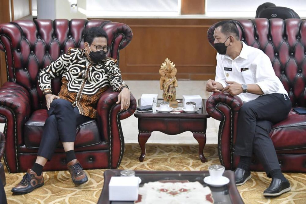 Mendes PDTT Abdul Halim Iskandar (kiri) saat menerima kunjungan Bupati Pesisir Selatan, Sumatera Barat Rusma Yul Anwar (kanan) di ruang kerja di Jakarta, Selasa (29/11/2021) | (foto:Kemendes/Halonusa)