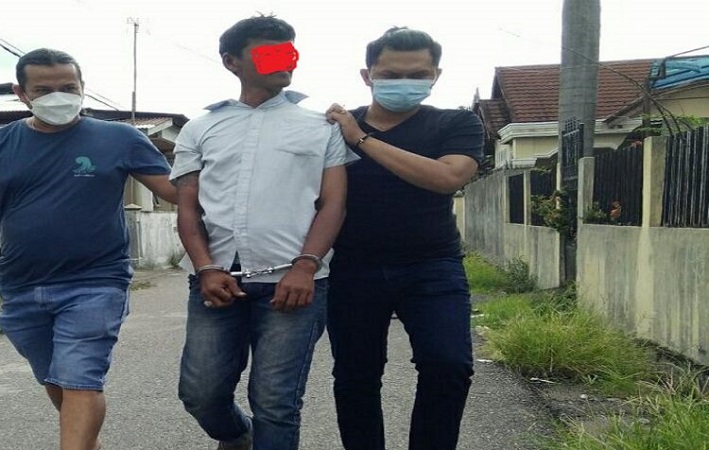 Pencuri pagar kuburan di Padang saat diamankan polisi. (Foto: Istimewa)