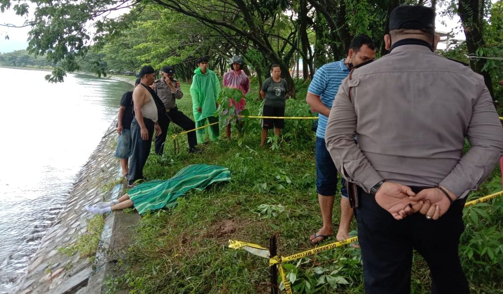 Petugas melakukan evakuasi jasad mayat perempuan tanpa identitas yang ditemukan terapung di kawasan Muaro Panjalinan, Kecamatan Koto Tangah, Kota Padang pada Rabu (10/11/2021) pagi. (Foto: Dok. Polsek Koto Tangah)