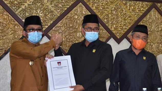 Penyerahan pandangan umum anggota DPRD Padang terkait Ranperda RPJMD Kota Padang 2019-2024
