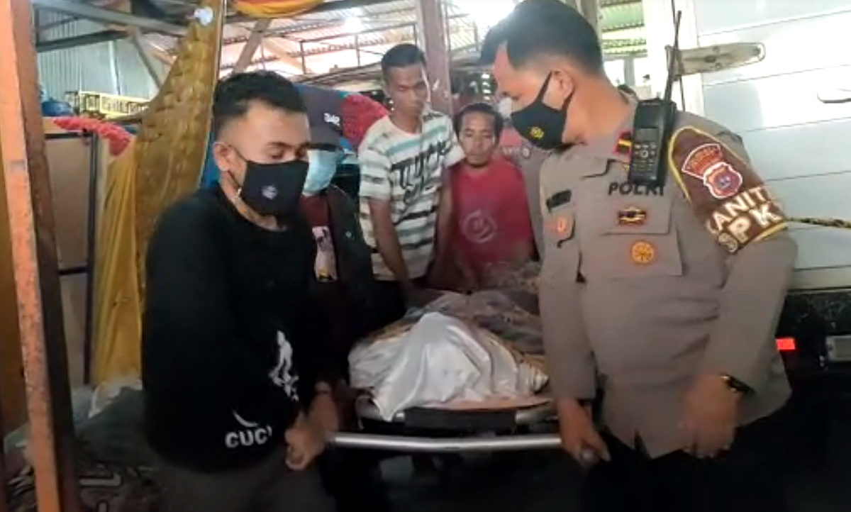 Personel Polresta Padang dan Polsek Koto Tangah mengevakuasi jenazah warga yang ditemukan tergantung di dalam gudang pelaminan dan catering di Pasir Jambak, Koto Tangah, Kota Padang, Sumatera Barat (Sumbar) Minggu (21/11/2021)
