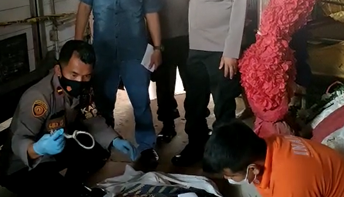 Polisi mengidentifikasi jenazah warga Padang yang ditemukan meninggal di gudang Ayudina Pelaminan dan Catering, Koto Tangah, Padang, Minggu (21/11/2021) 