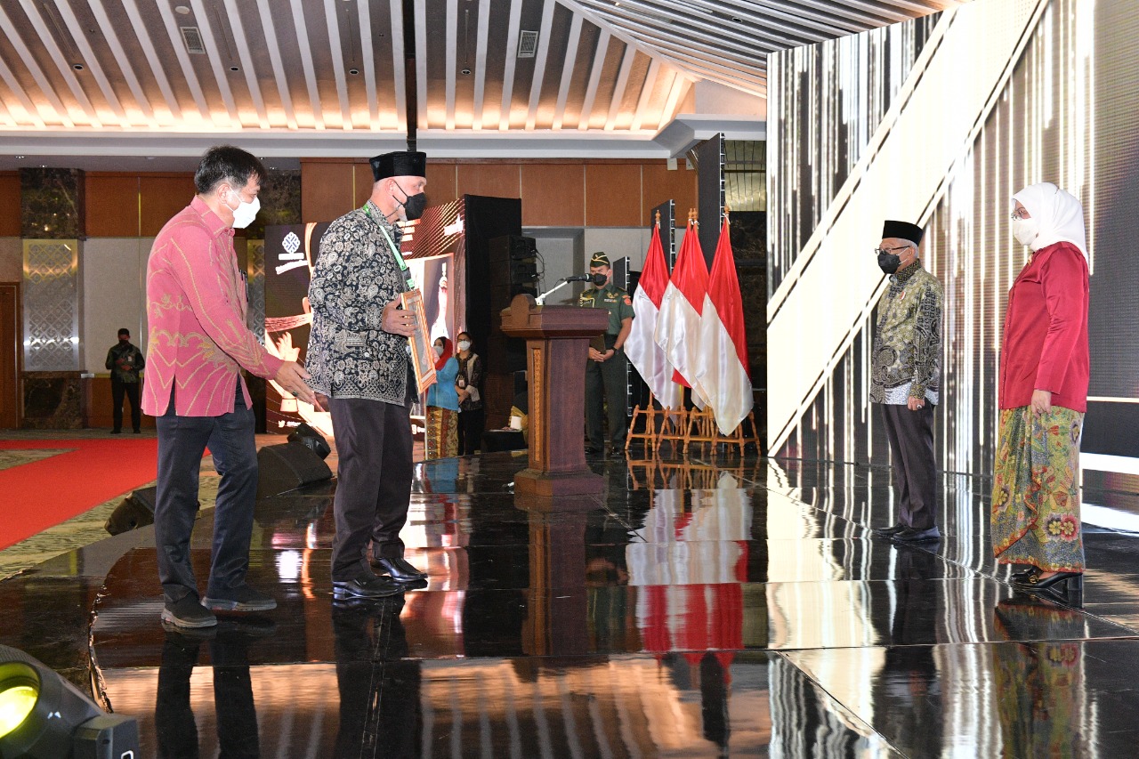 Wakil Presiden RI Maruf Amin menyerahkan Penghargaan Paramakarya Tahun 2021 untuk Sumatera Barat (Sumbar), diterima langsung Gubernur Sumbar Mahyeldi, di Hotel Sahid Jaya Jakarta, Kamis (18/11/2021). (Setpres: Halonusa)