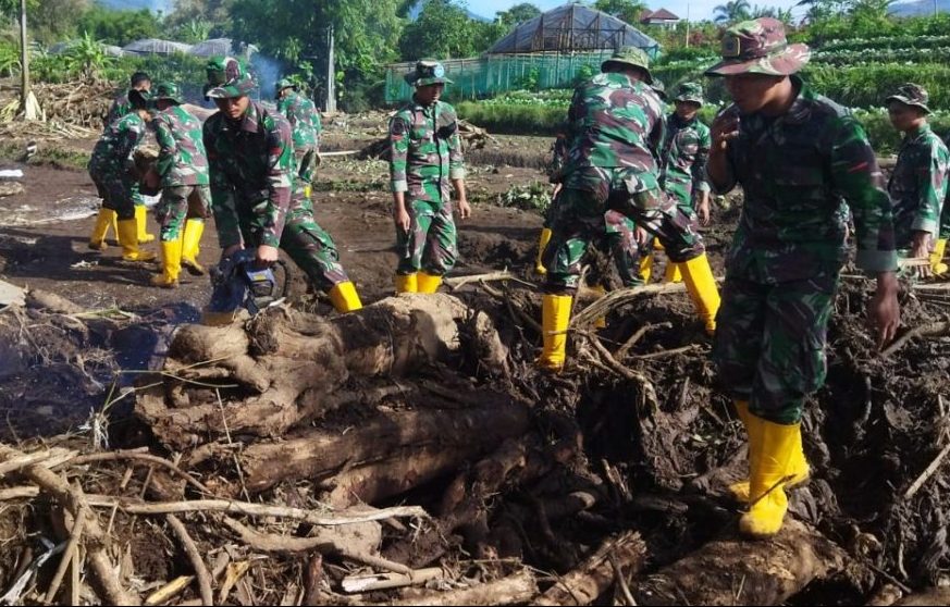 CAPTION: Tim gabungan BPBD Kota Batu bersama unsur TNI berupaya membersihkan puing potongan kayu yang terbawa banjir bandang di wilayah Kota Batu, Jawa Timur, Sabtu (6/11/2021). (foto: BPBD Kota Batu/Halonusa.com)