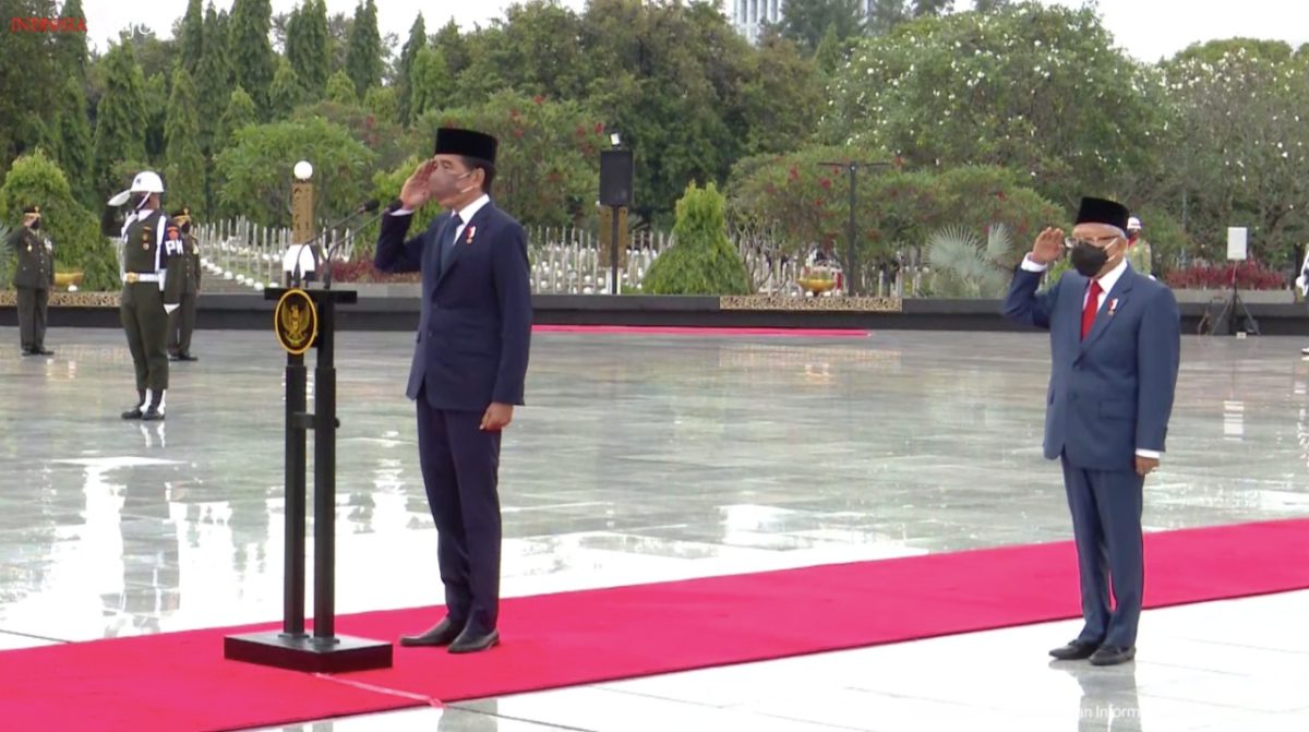 Presiden Joko Widodo didampingi Wakil Presiden Ma'ruf Amin saat upacara ziarah nasional di Taman Makam Pahlawan Utama, Jakarta, Rabu (10/11/2021) | (foto: Setkab/Halonusa.com)