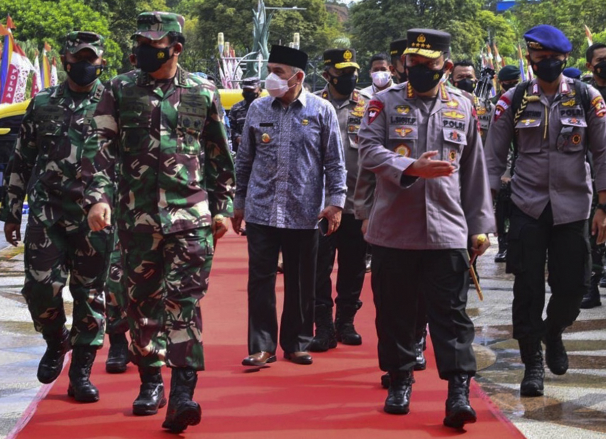 Kapolri Jenderal Listyo Sigit Prabowo (kanan) bersama Panglima TNI Marsekal Hadi Tjahjanto. (foto:Int/Halonusa)