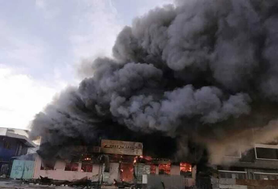 Sebuah toko milik China terbakar di Honiara setelah dibakar oleh pengunjuk rasa. (Charley Piringi)