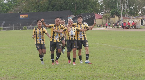 Selebrasi pemain PSP Padang usai mencetak gol ke 4 saat menghadapi Dualipa FC