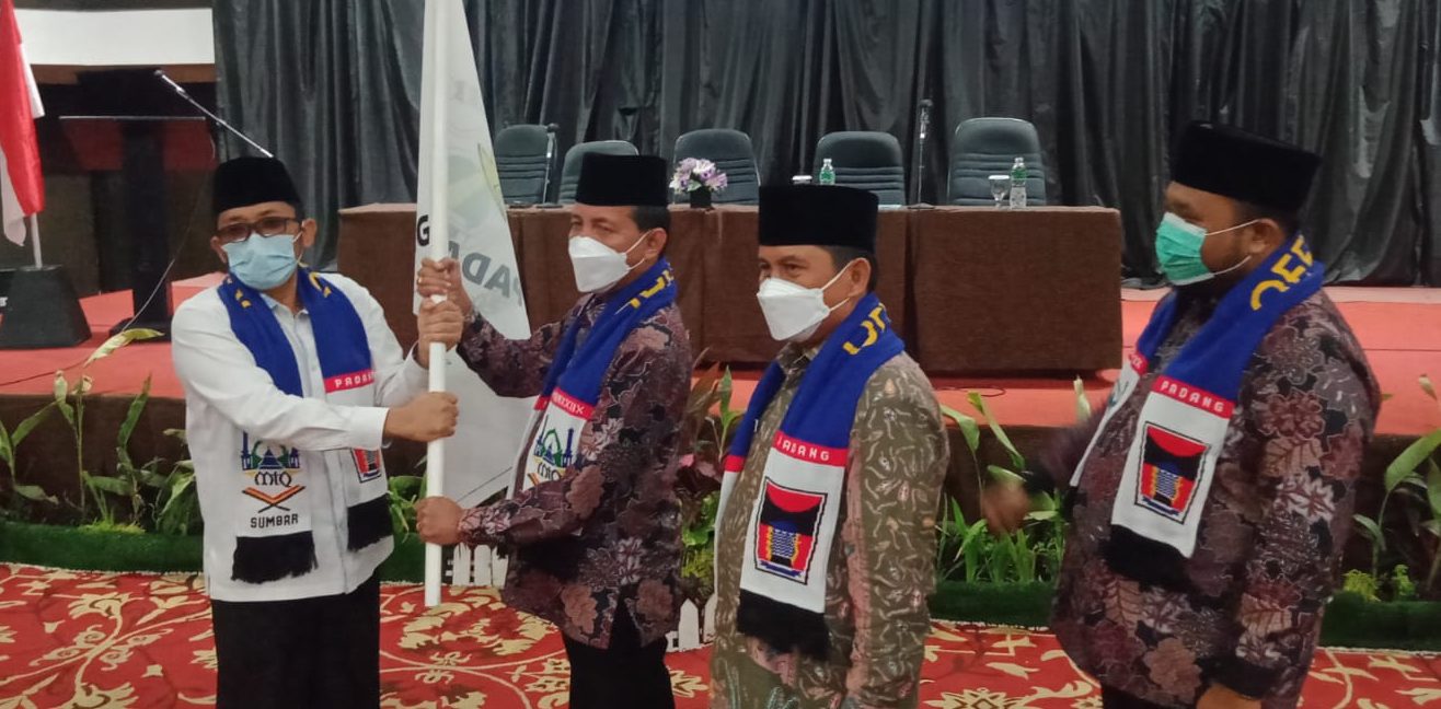 Wali Kota Padang melepas kafilah Kota Padang menuju MTQ tingkat Provinsi