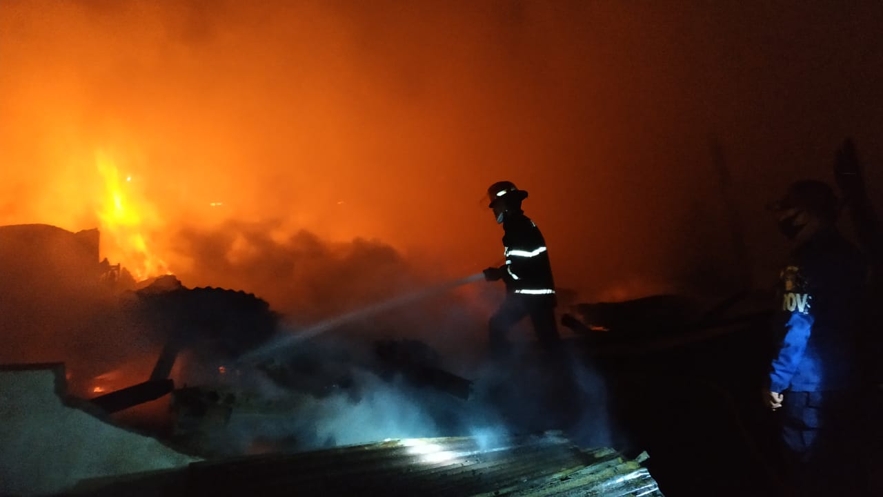 Ilustrasi kebakaran | Petugas pemadam kebakaran memadamkan api di kawasan Ujung Gurun. 