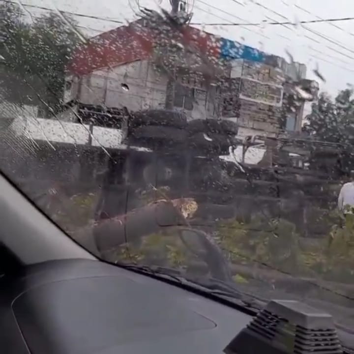 Kondisi truk terbalik di kawasan Pitameh, Kota Padang. (Foto: Dok. Istimewa)