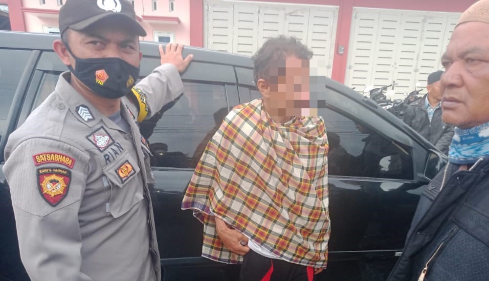 Pelaku pembunuhan ibu kandung sendiri di Alahan Panjang berinisial S, 49 tahun (tengah) digelandang polisi. (Foto: Dok. Polres Solok)
