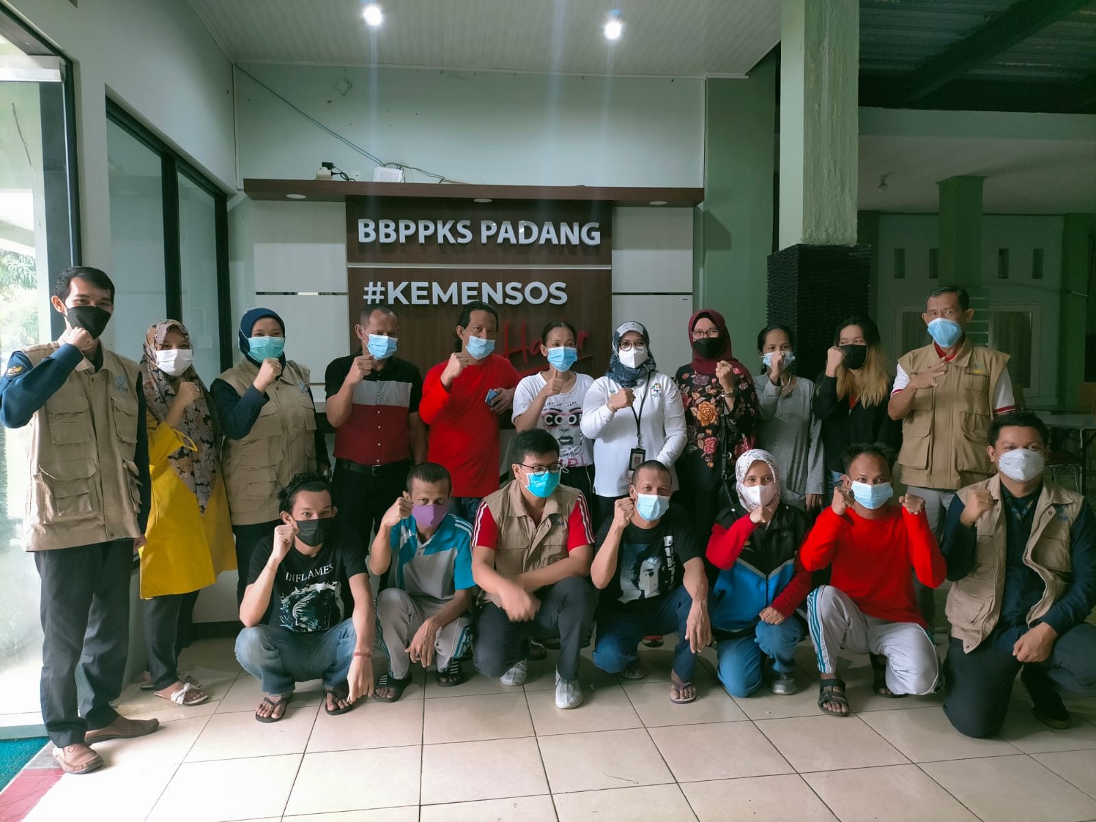 Sembilan WNI yang dipulangkan dari Malaysia karena bekerja secara non-prosedural. (Foto: Dok. BP2MI Padang)